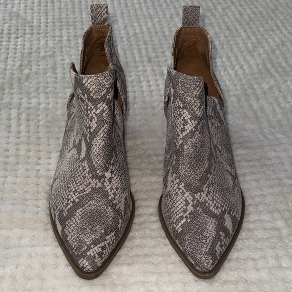 👢✨ EUC Universal Thread Snakeskin Ankle Booties | Size 7 | ✨👢 - Picture 2 of 9